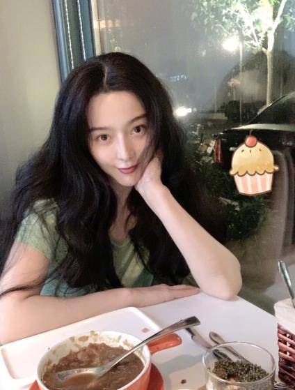 腰肢 39岁的范冰冰真敢穿,挑战短裙扮少女,无意中却暴露了“大象腿”