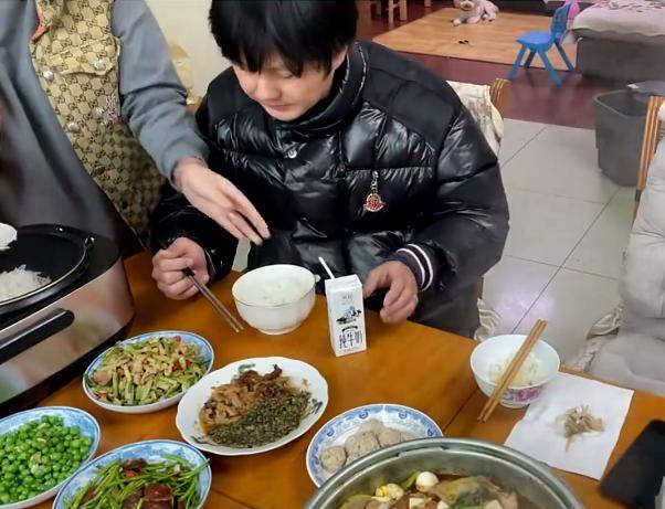 夫妻俩|湖北一男子将碗递给妻子盛饭，看到电饭煲位置，网友不淡定了