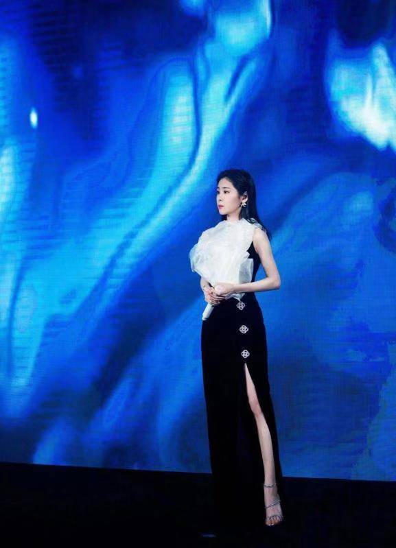 时尚 30岁张碧晨，淑女气质特别出众，黑白色拼接开叉长裙好时尚！