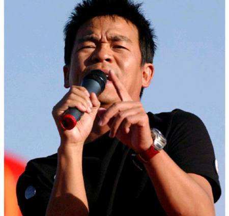 身份|他被称作是张嘉益的“小跟班”,以歌手身份出道,却在转型后被骂!