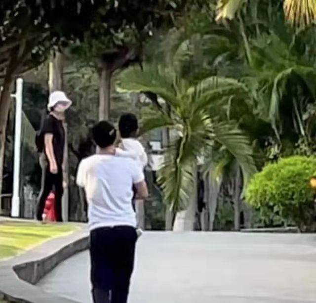 全家 撒贝宁全家出游!混血儿子跟他穿亲子装罕见露正脸,李白身材好辣