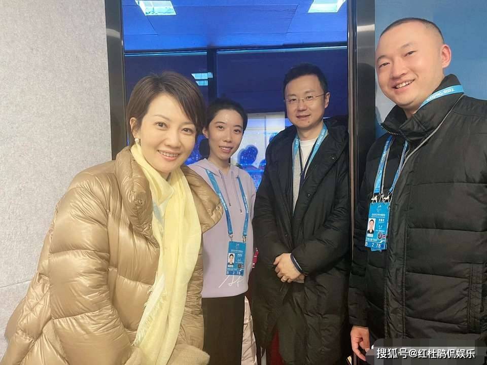 在现场担任主持人的是央视新闻主播康辉(中文),cgtn主持人李东宁(英文
