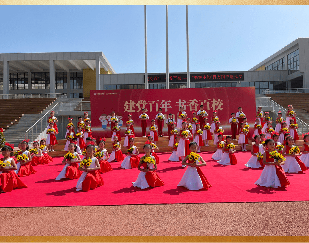 在黑白卡纸上尽情涂鸦填色,创造出一幅幅极富童真童趣的作品,为建党