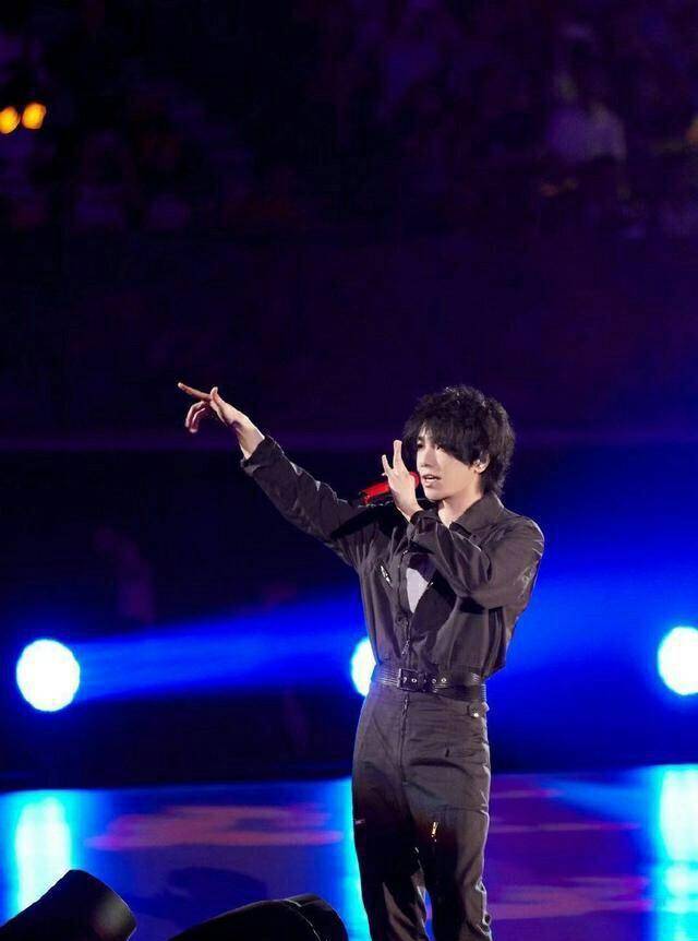 设计 29岁华晨宇和28岁肖战撞衫，同一件连体工装裤，你觉得谁更帅气？