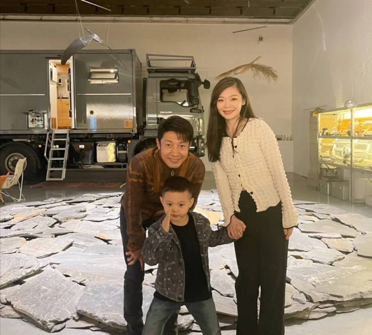 细节 撒贝宁带娃被偶遇，2岁儿子正脸首曝光，混血感超强太像外国妈妈