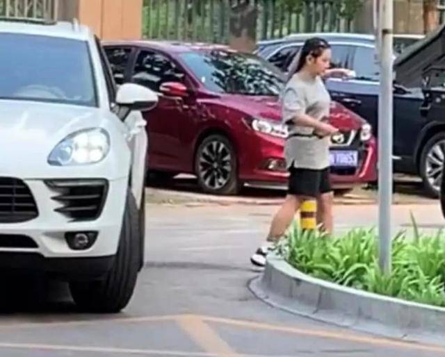 身材 33岁何洁罕见素颜带娃，穿灰色宽松T恤，一双大“粗腿”依然抢镜