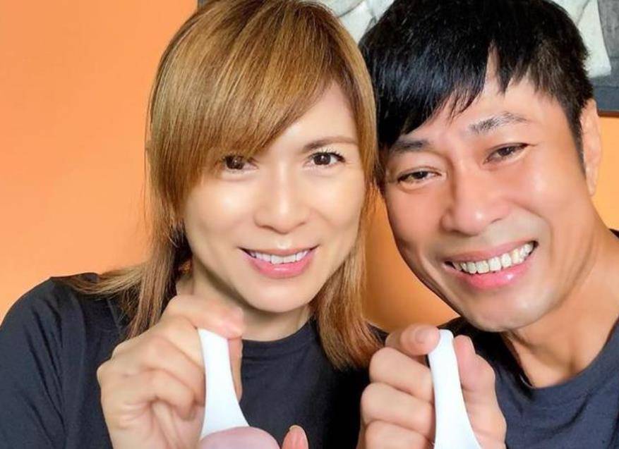 尤其是老公黄世南,潘玲玲跟他几乎从早到晚都腻歪在一起,甜蜜得像热恋