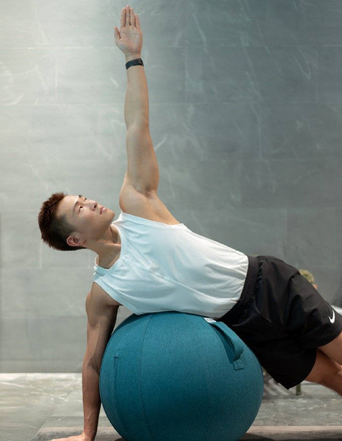 劈横叉后下腰解锁各种高难度动作的健身私教柔软度令人吃惊