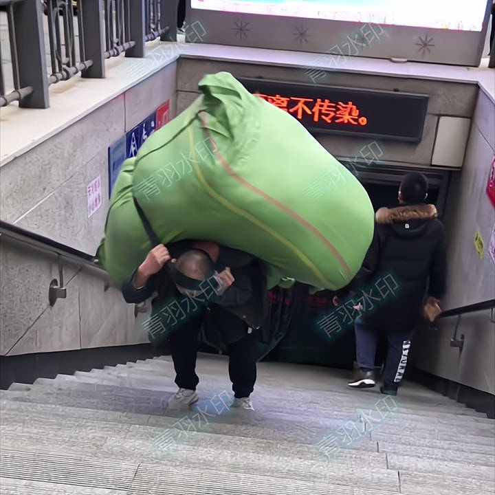为生活,男子一次扛起两三百斤重物,网友:他之前打赏主播40万_袋子
