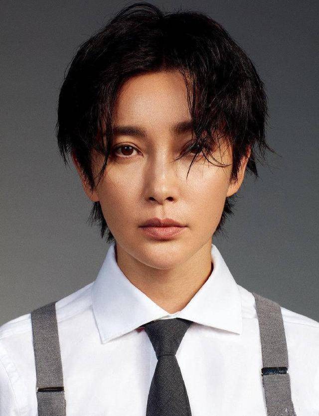 发型46岁李冰冰只不过剪了短发，不仅气质变不一样，连脸型都变精致了