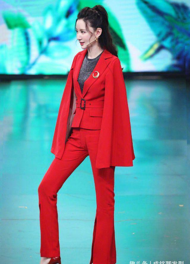 设计 40岁张萌衣品真好,基础款衬衣配个性马甲清丽可人,时尚又减龄