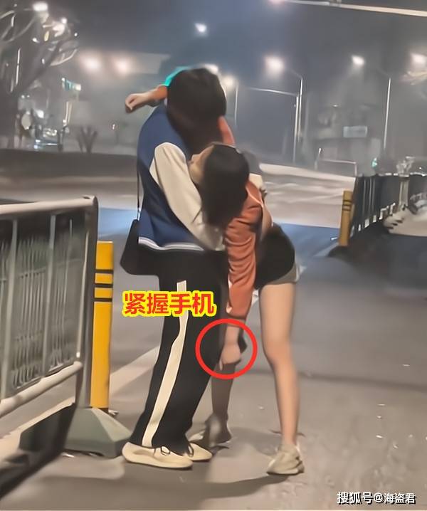 醉酒女柔若无骨整个身体挂在陌生男子身上男子手上动作是亮点