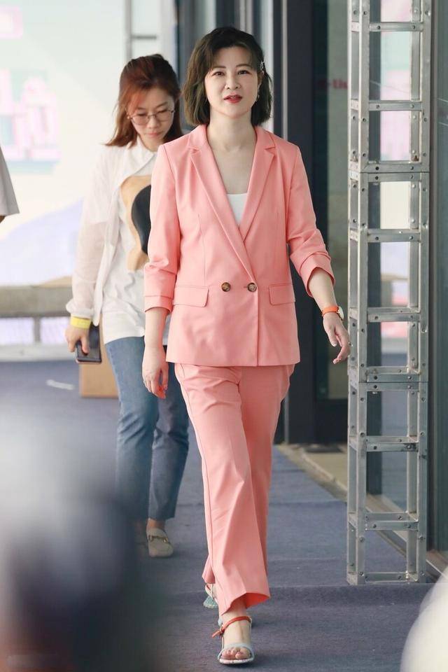 原创杜华成quot职场穿搭quot新模板粉色西装配新发色时髦减龄又洋气