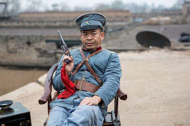 身份|他被称作是张嘉益的“小跟班”,以歌手身份出道,却在转型后被骂!