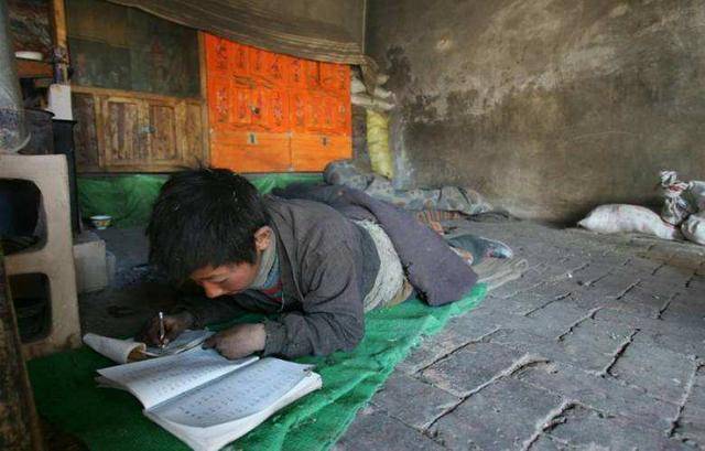 在艰苦的环境下读书