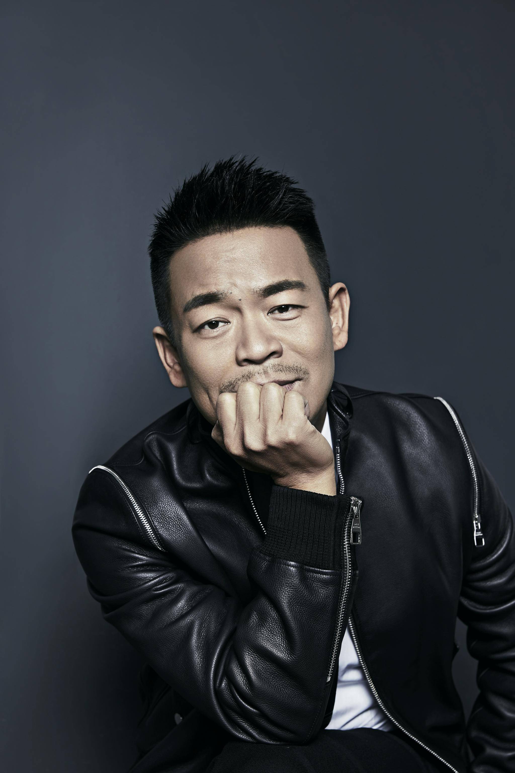 身份|他被称作是张嘉益的“小跟班”，以歌手身份出道，却在转型后被骂！