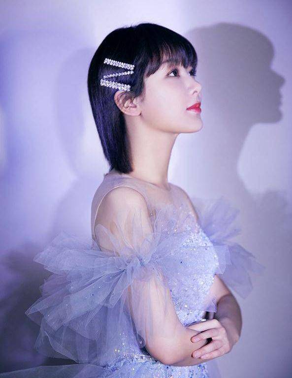 名媛 杨紫为证明颜值高，坐强光前怼脸拍，却被身后影子暴露真实脸型