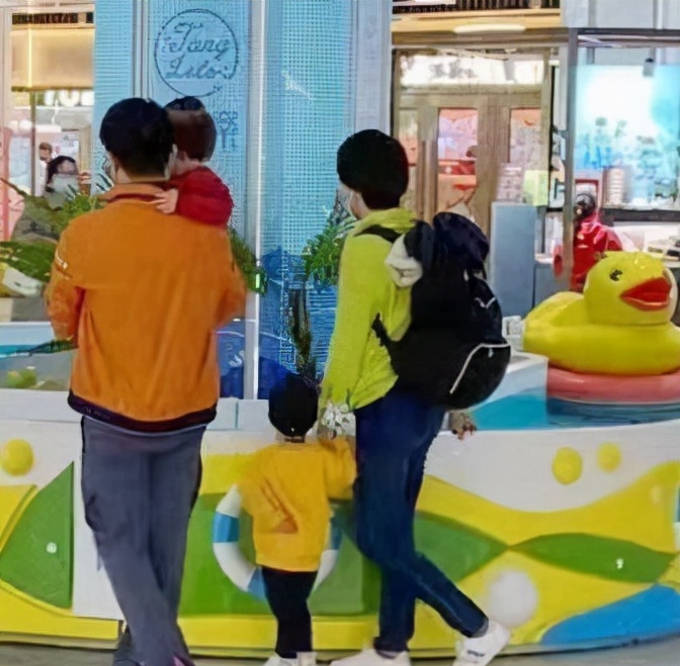 细节 撒贝宁带娃被偶遇，2岁儿子正脸首曝光，混血感超强太像外国妈妈