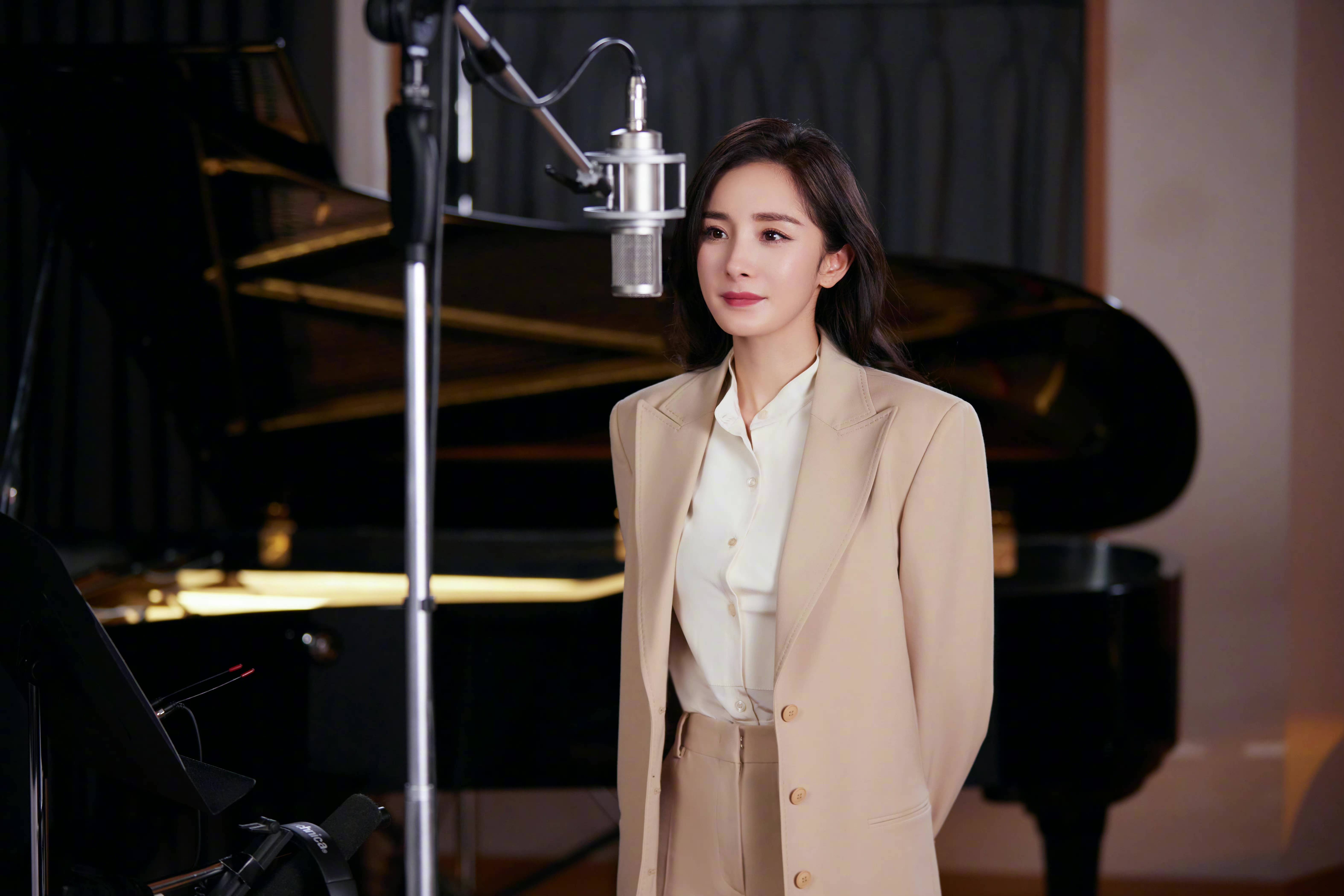 杨幂身着 st. john 米色丝质衬衫 尽显温婉气质_衣橱_知性_西装