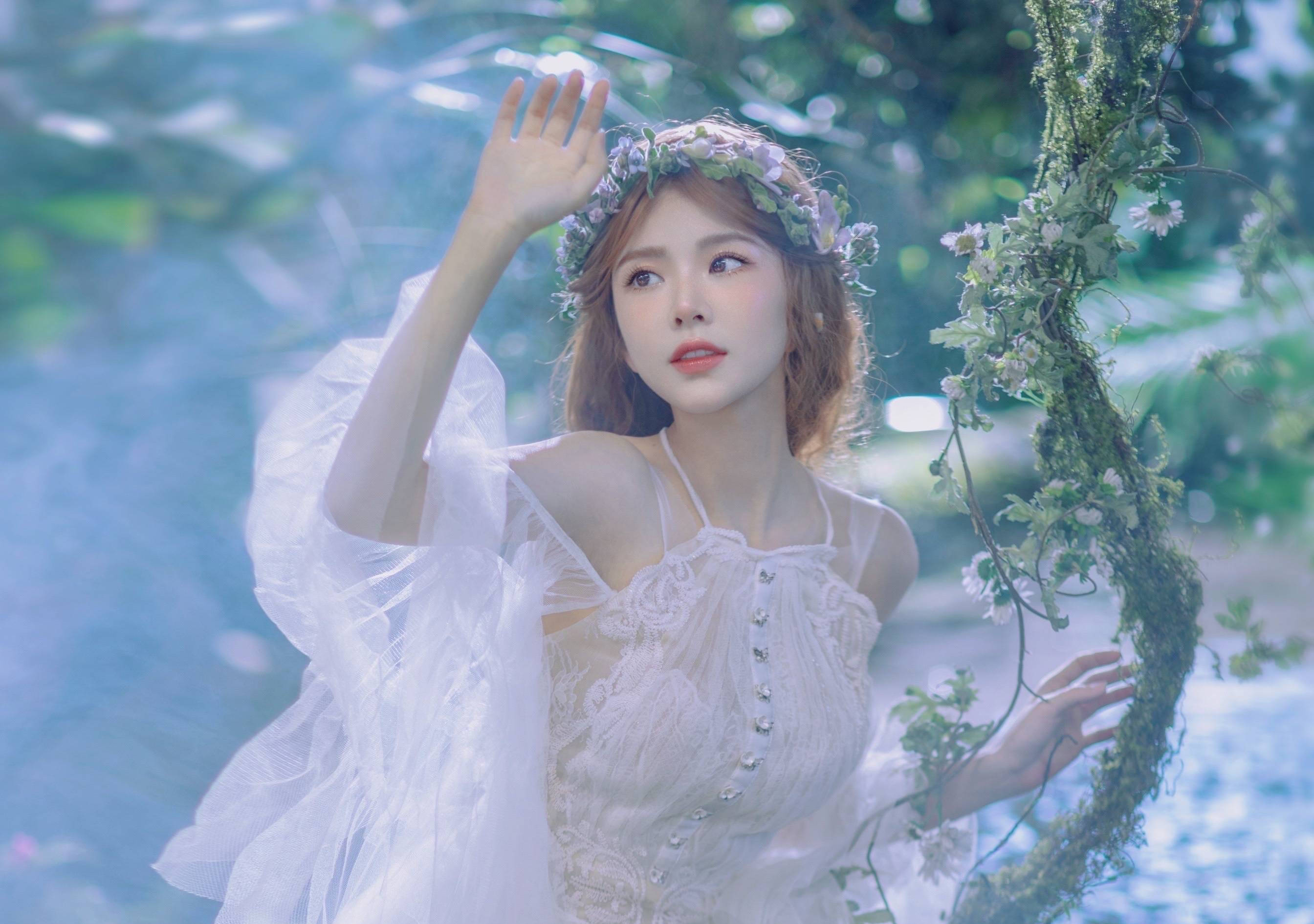 杜淳妻子王灿晒梦幻公主照棕色长发清纯梦幻