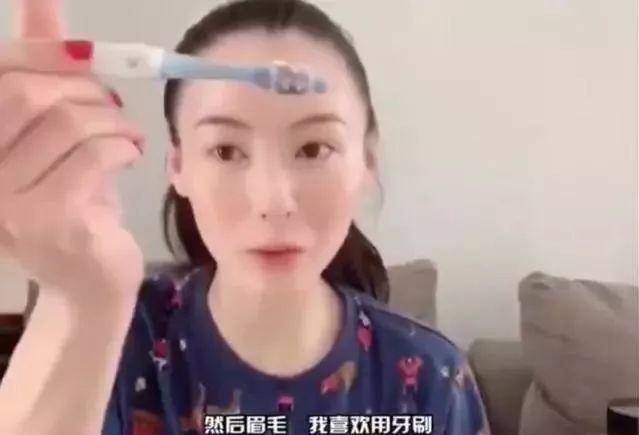 女神三娃宝妈张柏芝，竟然只靠牙刷就能撸出一套眉妆？