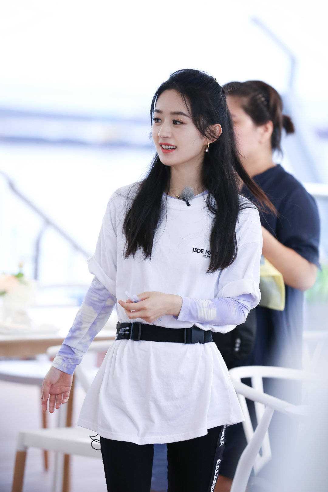 裤作为今年一直在推荐的叠穿手法,身为新晋时尚小达人的赵丽颖肯定不