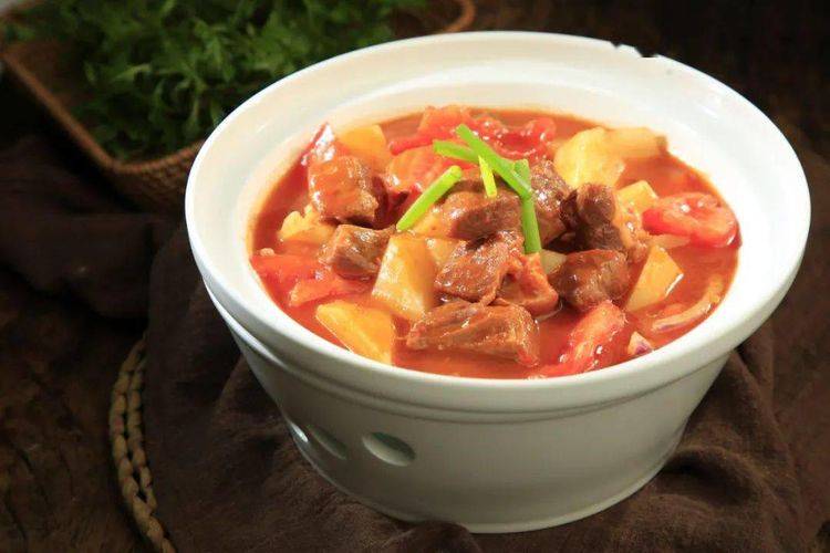 教你营养解馋的番茄土豆排骨汤好吃不腻最后汤汁都不剩