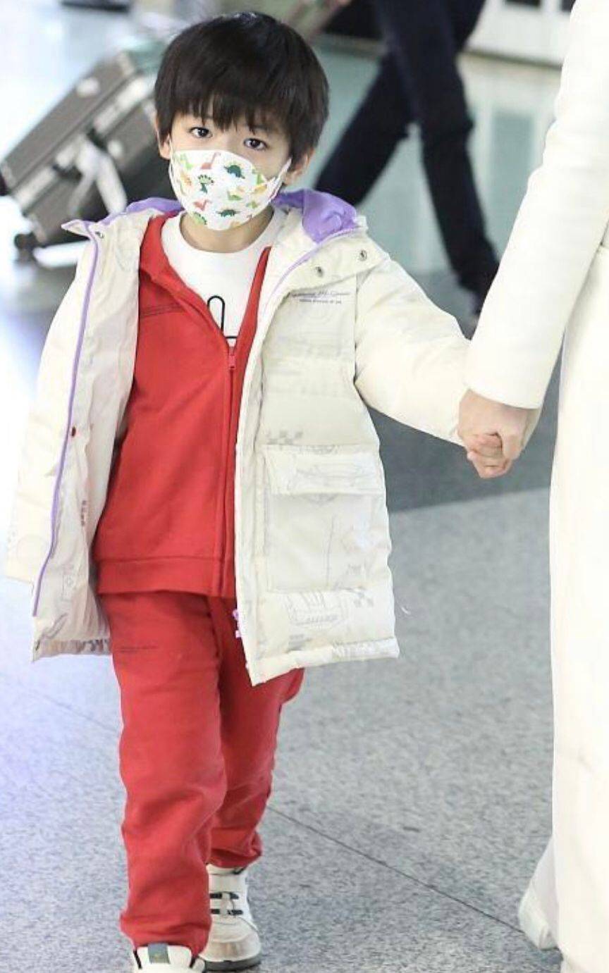简美学 陈妍希牵儿子走机场，同穿“红白配”好养眼，小星星长得太像陈晓