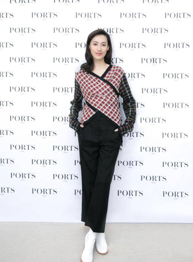 原创31岁梁洛施针织衫搭配百褶裙穿出优雅的女人味