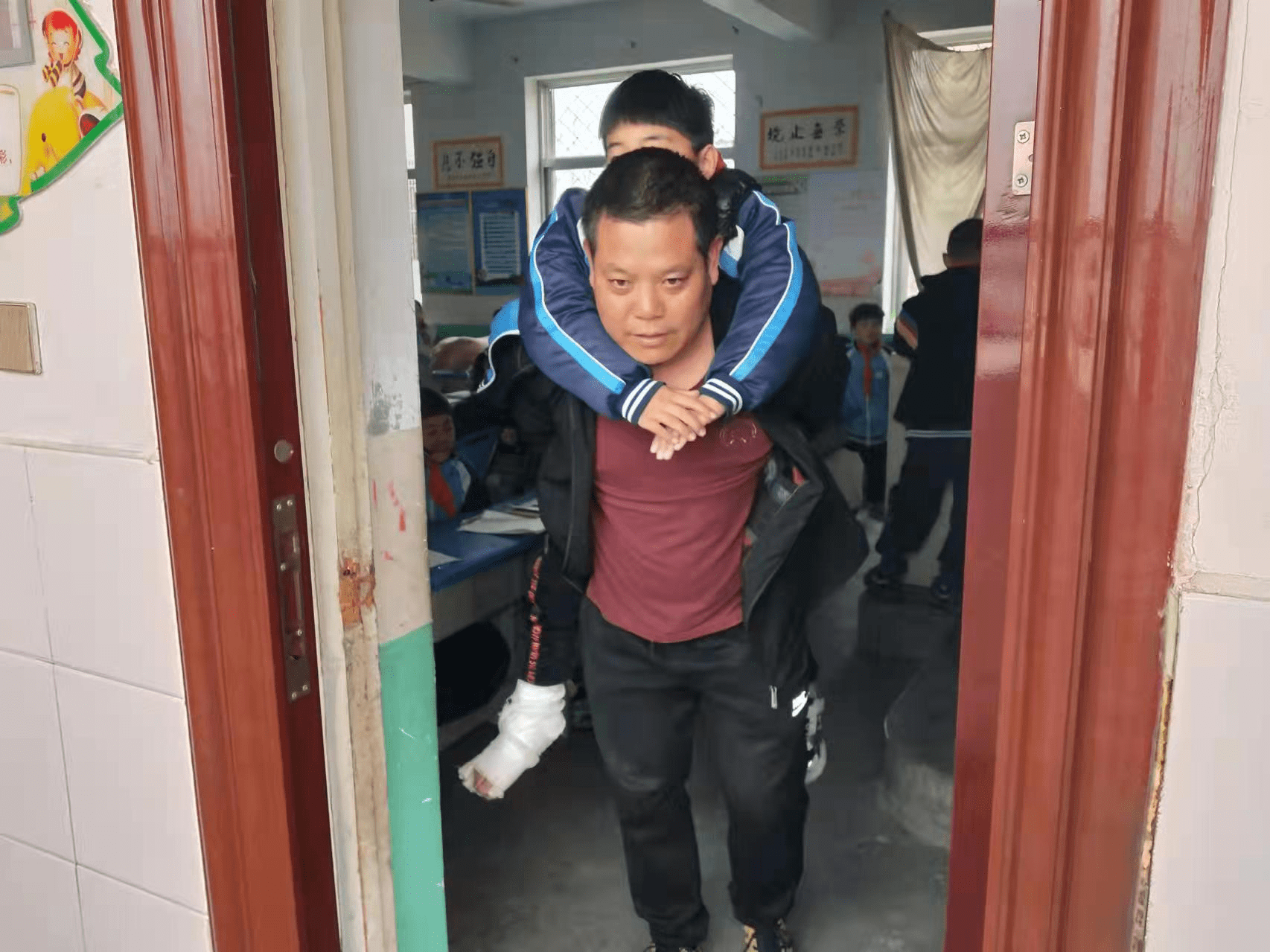山东枣庄:甘沟小学王永君老师义务照顾受伤学生_孩子_扭伤脚_此情此景