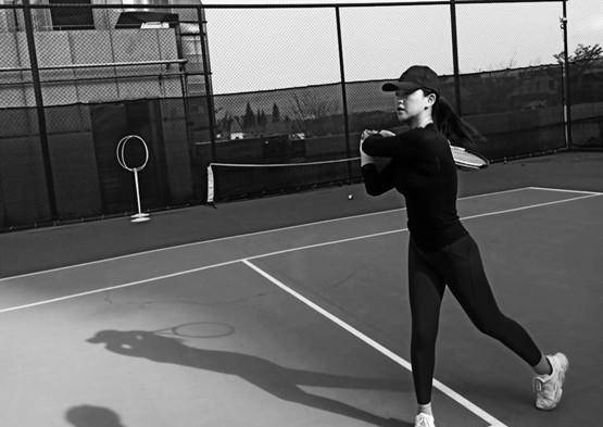 驾驭者 朱珠跟减肥杠上了！穿健美裤户外做平板，一双竹竿腿还嫌不够苗条