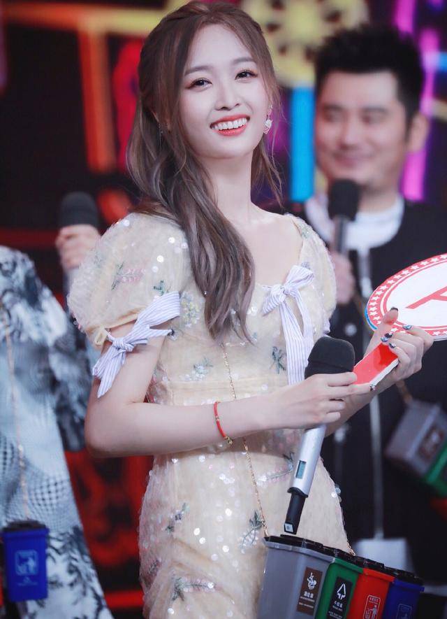 陪衬 鞠婧祎不愧四千年美女,亮片黄裙撞衫吴宣仪,气质上略胜一筹
