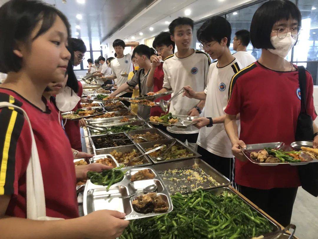 丰富的体验活动之后,南外的师生们来到石门中学新饭堂——芝庭堂享用