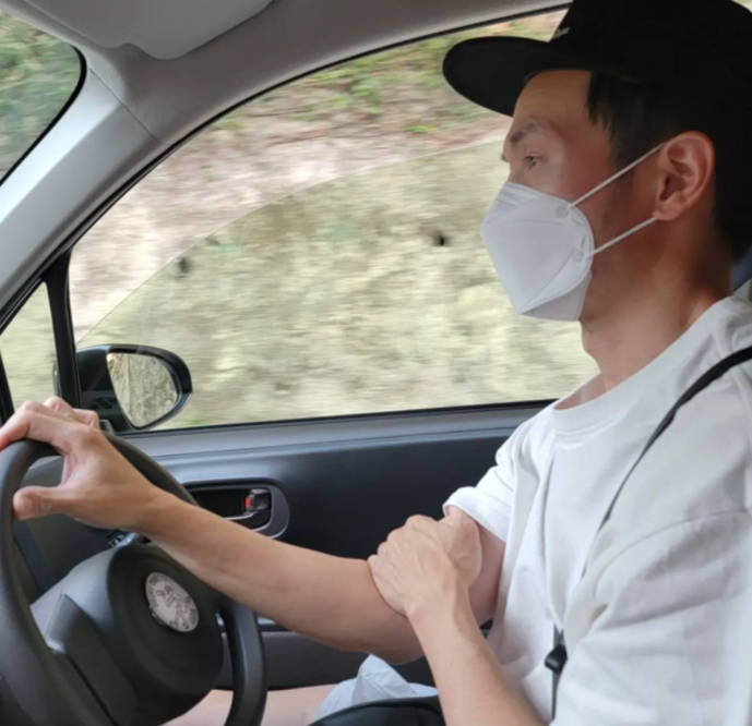 陈豪陈茵媺享受完二人世界陪子女们开车兜风和在家学习跆拳道