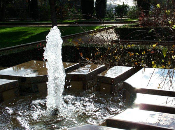 喷泉公司设计的水景设计方法有哪些_水面_景观_管道