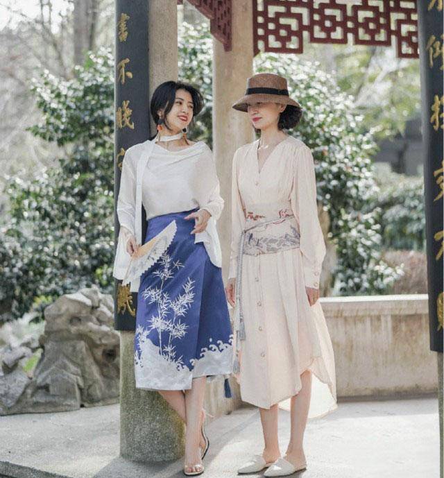 穆勒 年过60女人,出游尽量别穿“花”衣服,教你3招,美得不像中年人