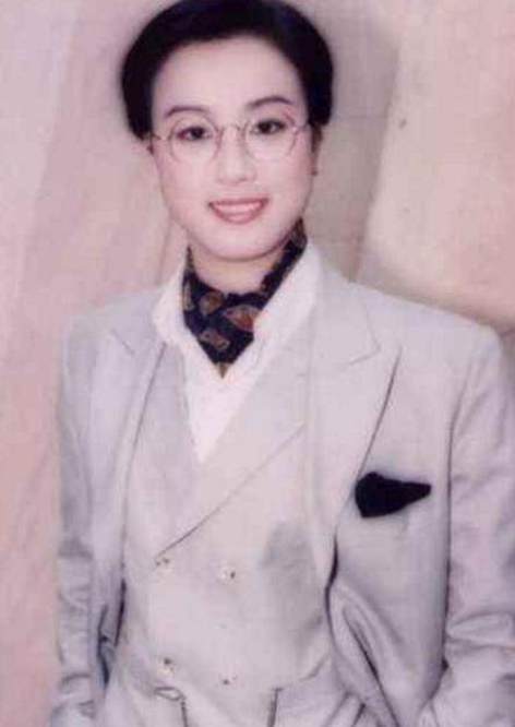 雌雄难辨的盖鸣晖女装娇俏男装潇洒54岁至今未谈恋爱