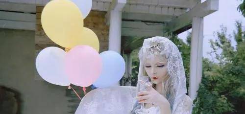 底子真人芭比迪丽拉卸妆辟谣，却只擦了眼妆与眉毛，吃饭都不敢张嘴