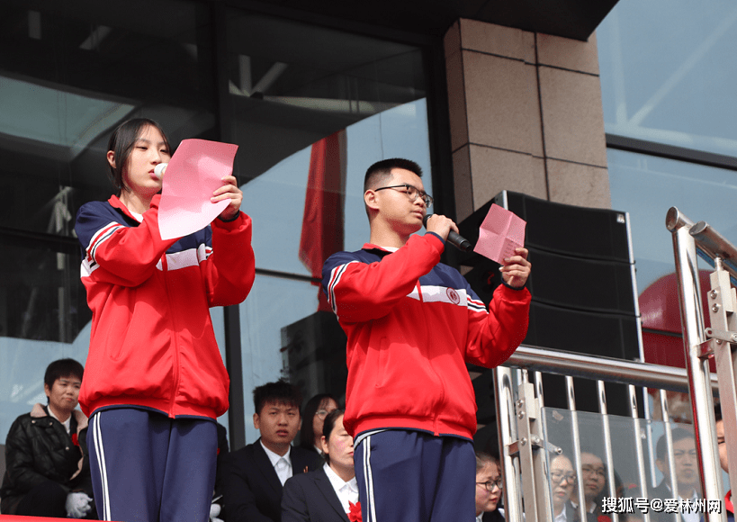 在这神圣的时刻,由学生代表李厚泽和张舒歌带领全体九年级用青春的