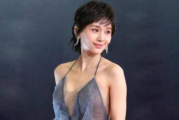 王子文穿挂脖长裙亮相若隐若现造型太前卫也只有她能放得开