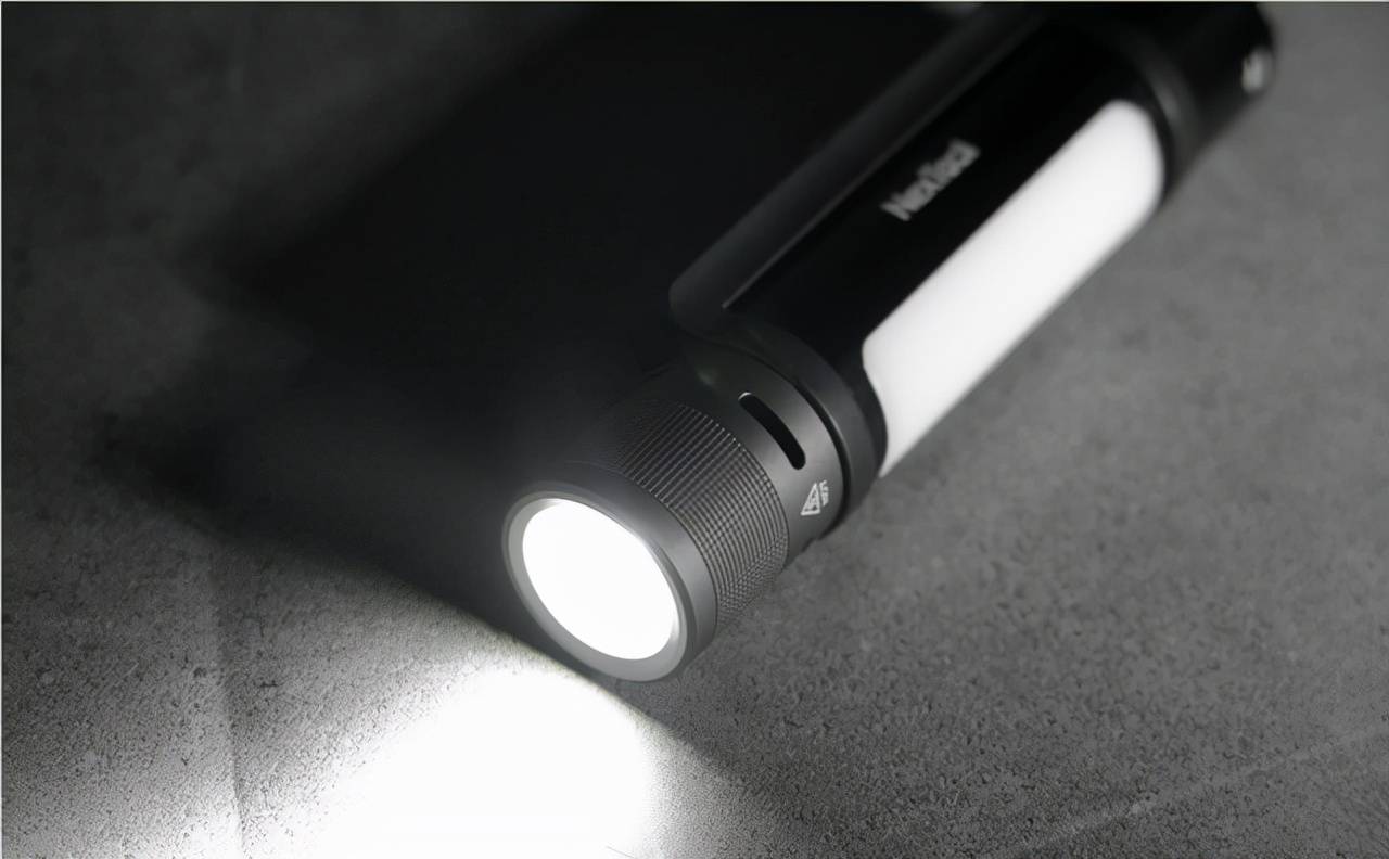 出现在我们的视野当中,只不过手电筒是以光束的形态表现出来