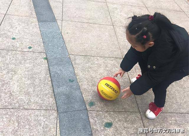 小女孩害羞地拿着皮球藏在妈妈的身后面,之后年轻女子对李云道了谢,李