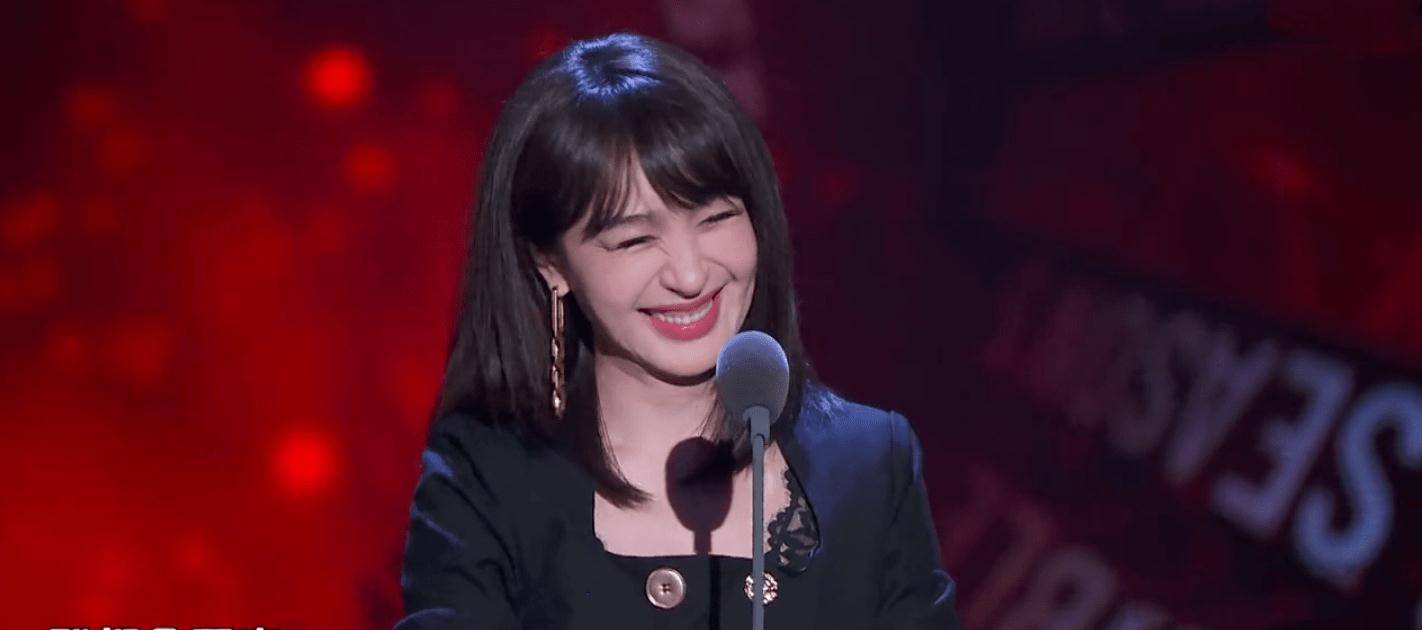 原创李菲儿为假唱鞠躬道歉还疑似回应baby不是谁的姐都会回应