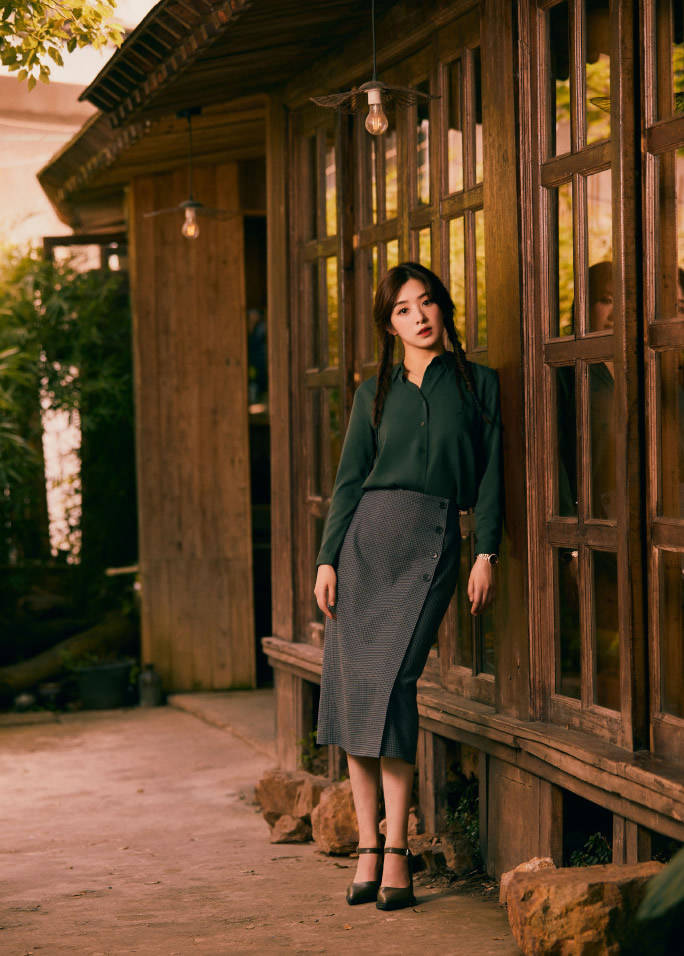 张含韵 张含韵好酷，黑色小吊带配白T恤简洁，破洞牛仔裤太抢镜，超有型。