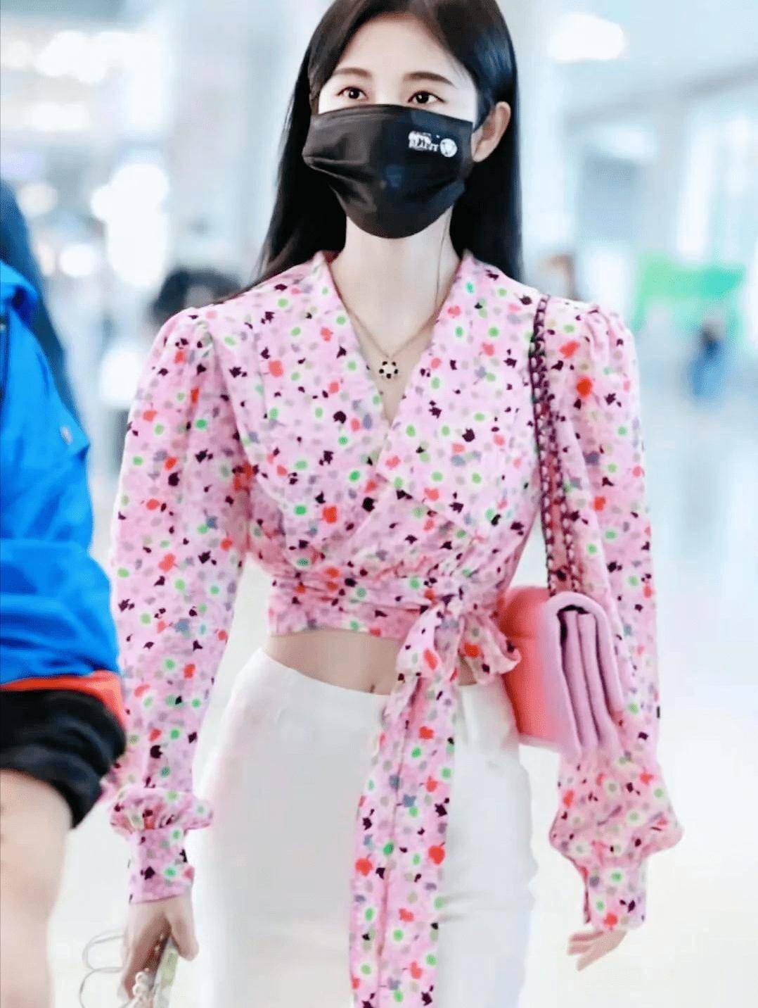 春寒料峭,鞠婧祎露脐装出镜,美出新高度!_季节_体重_女生