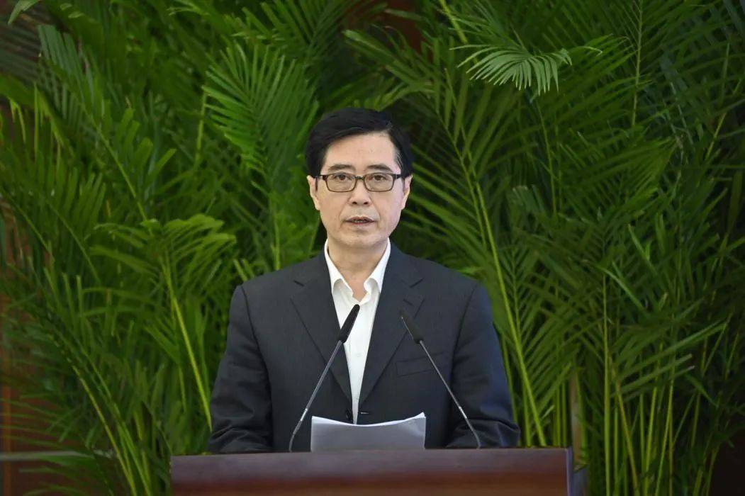 人教社副总编辑赵占良在大会上做"践行新理念 开创新局面——扎实推进