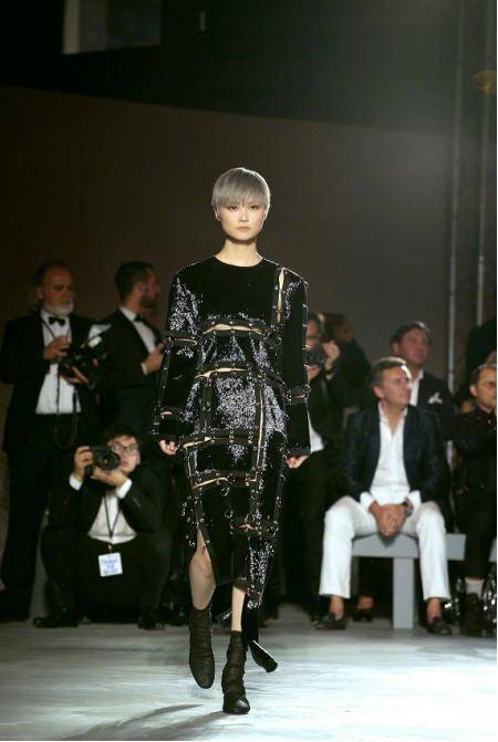 设计 李宇春穿“锁甲裙”，布料就用圆环“串”，不够严实还有“缝”