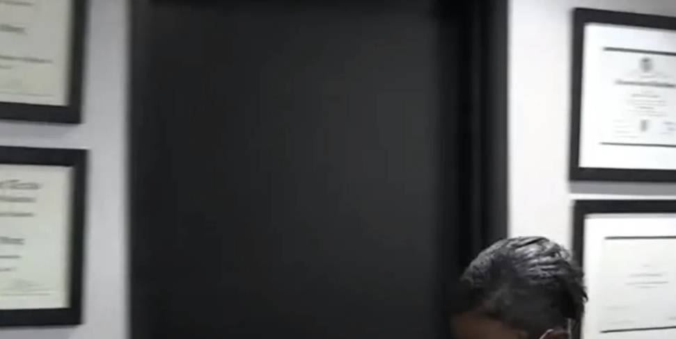 万能胶那个用万能胶喷头的网红，洗了个一万多美金的头，终于干净了！