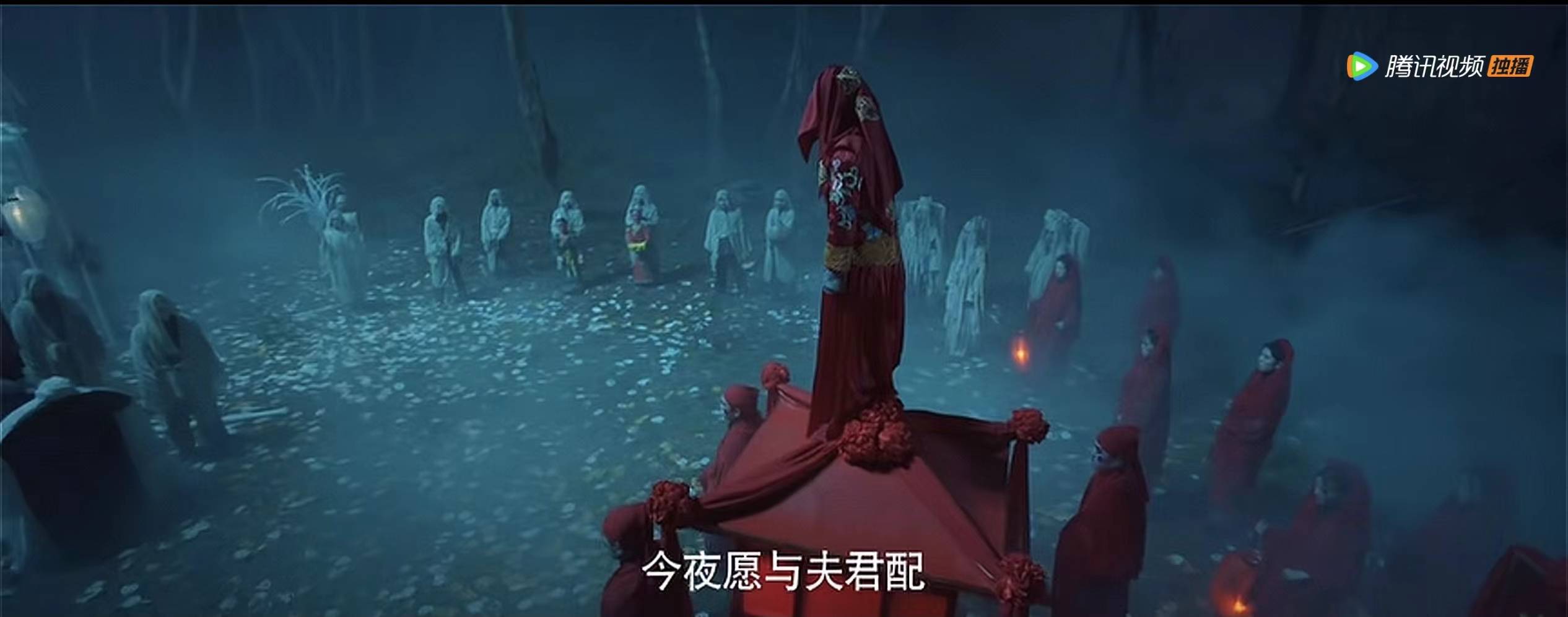 同一时间,在伸手不见五指的深山老林里,一个漂亮的姑娘,目睹了传说中