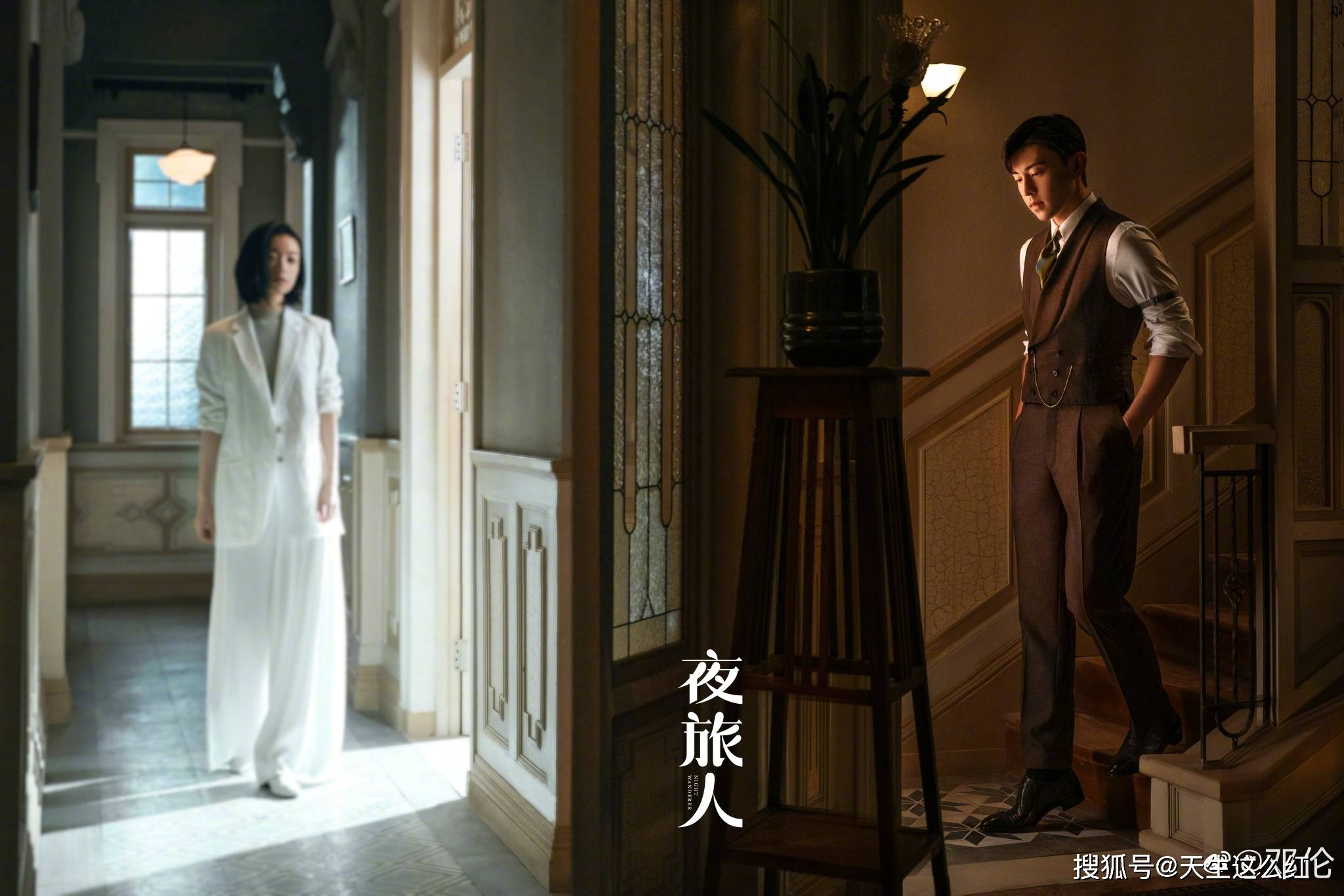 从奥利维亚到妮妮 工人跪着或蹲着给明星穿鞋正常吗?